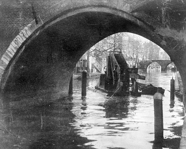 835536 Afbeelding van een baggerschuit in de Oudegracht te Utrecht.